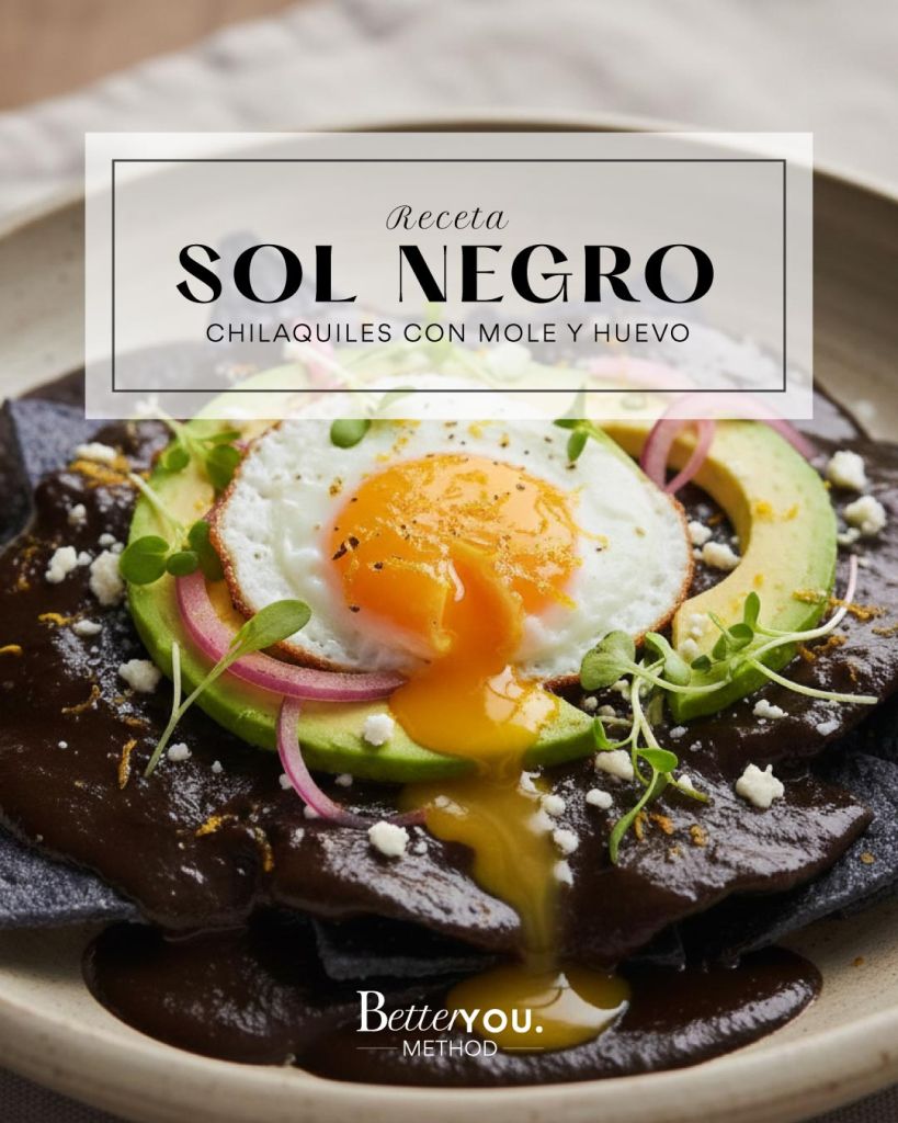 Chilaquiles con mole y huevo estilo mexicano