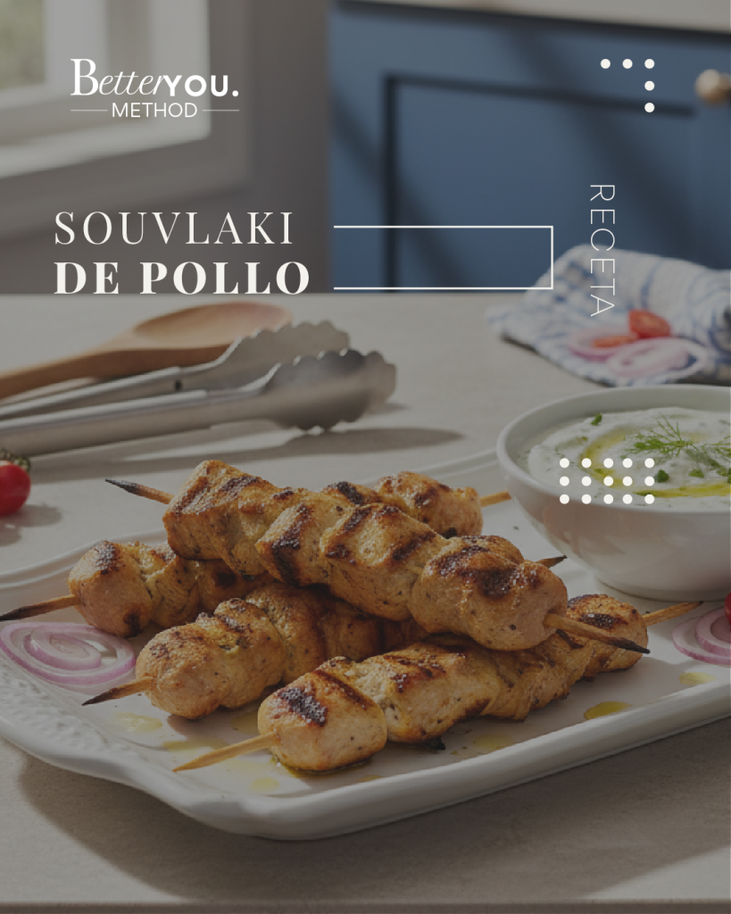 Souvlaki de pollo saludable estilo mediterráneo