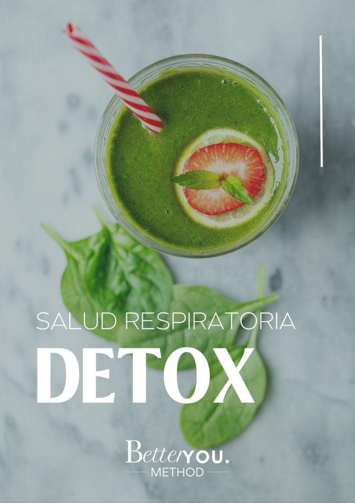 Toma cenital de jugo verde con rodaja de limón y hojas frescas sobre mesa, representando detox natural y apoyo a la salud respiratoria