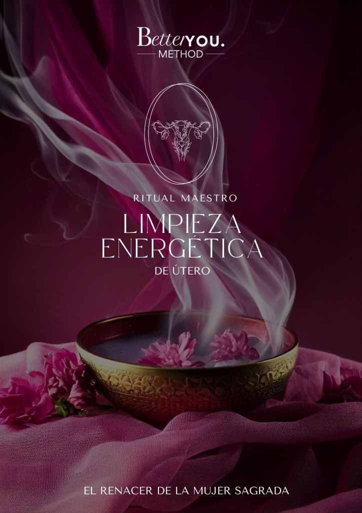 Cuenco con agua y flores rosas con humo en ritual de limpieza energética de útero