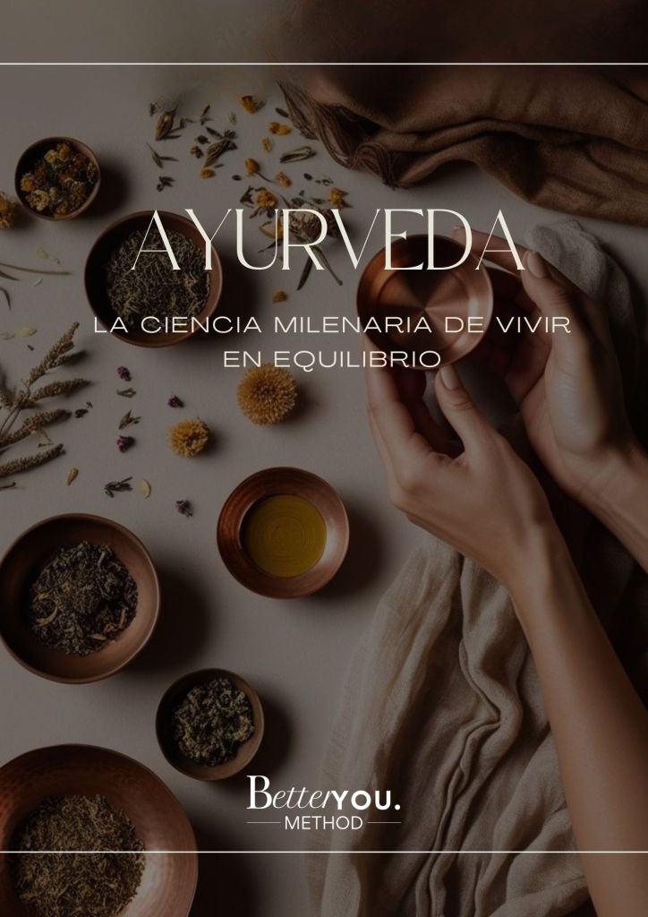 Manos sosteniendo un bowl con preparaciones naturales, rodeado de hierbas, flores secas y líquidos, representando plan ayurveda y bienestar holístico