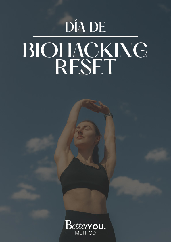 Mujer estirándose con ropa deportiva frente a cielo azul, representando biohacking reset y bienestar energético