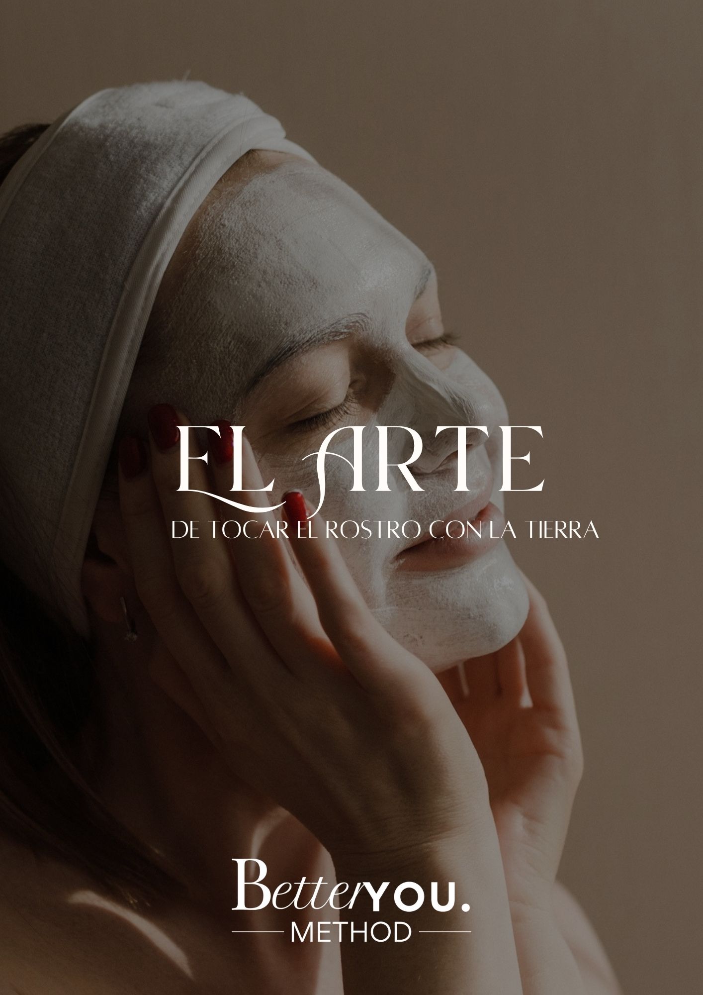 Mujer feliz con mascarilla blanca en el rostro tocándose la cara con ambas manos, representando cuidado natural de la piel y ritual de bienestar